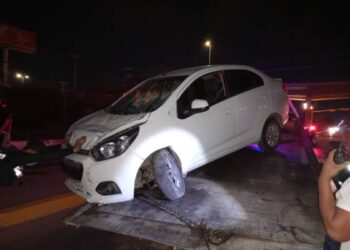 Auto arrolla y mata a empleado en el eje vial