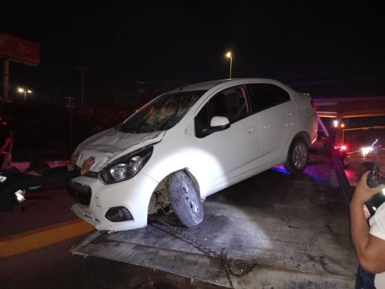 Auto arrolla y mata a empleado en el eje vial