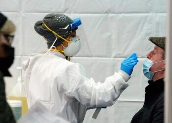 EU reporta casi un millón contagios por covid en un día; establece récord mundial