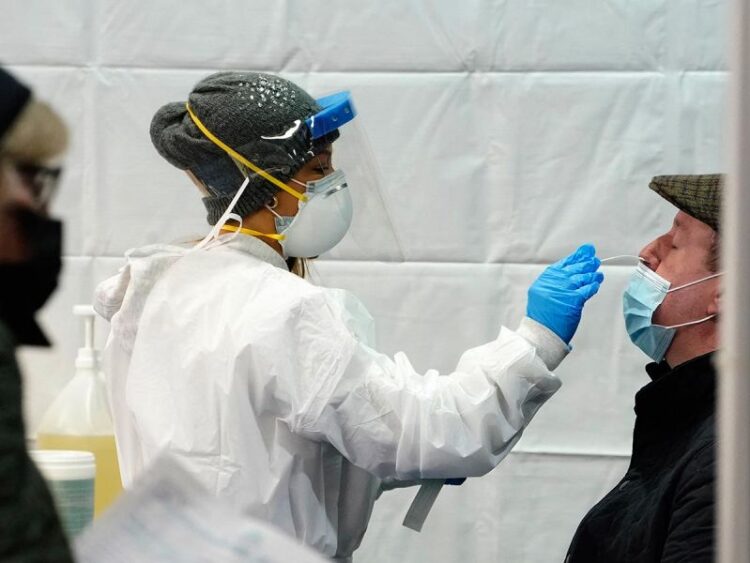 EU reporta casi un millón contagios por covid en un día; establece récord mundial