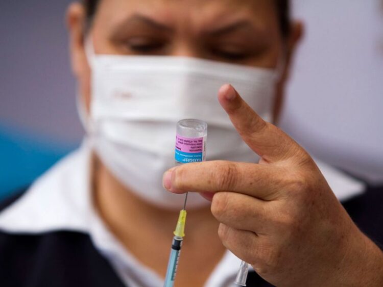 Habrá vacuna de refuerzo para adultos de 50 a 59 años