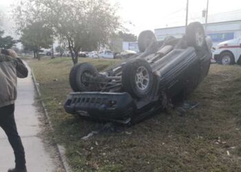 Sexagenario se lesiona al volcar camioneta