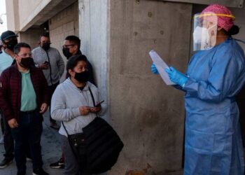 Abarrotan módulo de pruebas covid-19 en Monterrey