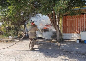 Quemar basura le sale caro: incendia su camioneta
