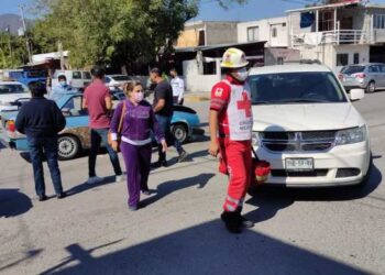 Se lesiona mujer en aparatoso choque
