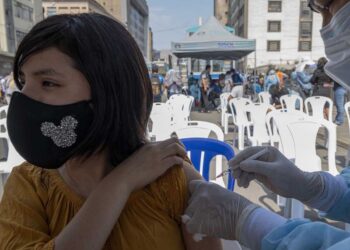 Ciclo menstrual puede retrasarse tras aplicarse vacuna covid, según estudio