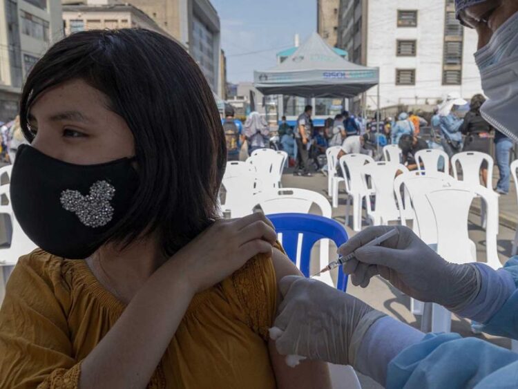 Ciclo menstrual puede retrasarse tras aplicarse vacuna covid, según estudio