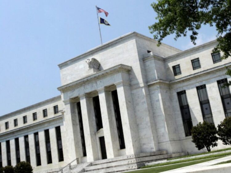 Fed prevé primera alza de tasas de interés a partir de marzo en EU