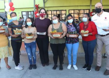 Municipio comparte Rosca d Reyes con niños migrantes