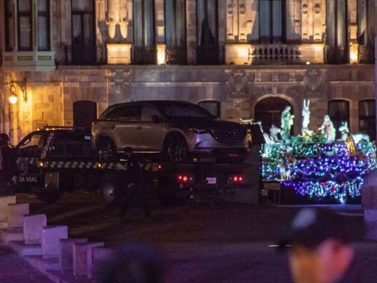 Abandonan camioneta con 6 cuerpos afuera del Palacio de Gobierno de Zacatecas