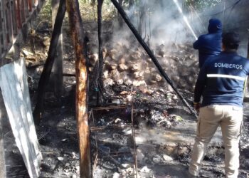 Fuego arrasa con casa de madera en Col. Echeverría