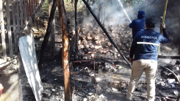 Fuego arrasa con casa de madera en Col. Echeverría