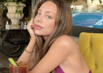 Ester Expósito llega a México y lo celebra con una michelada