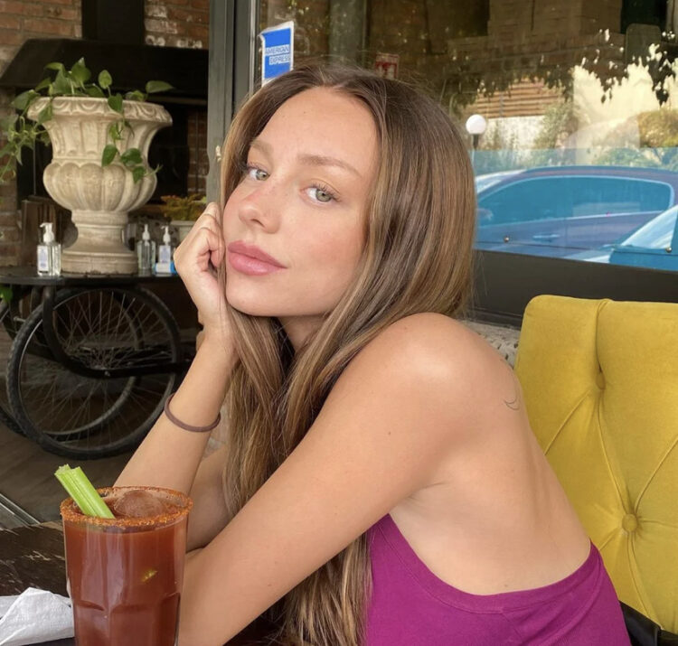 Ester Expósito llega a México y lo celebra con una michelada