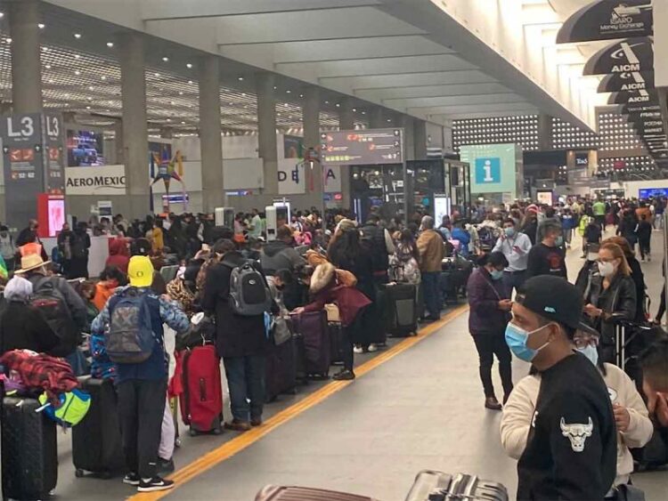 Continúa el caos en el AICM tras vuelos cancelados por contagios de covid-19