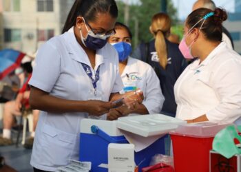 Aplicarán dosis de refuerzo contra COVID-19 al personal de Salud