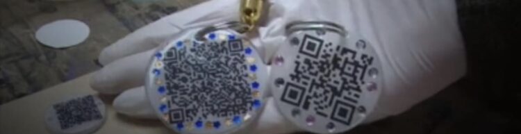 Crean pulseras con QR de certificado de vacunación.
