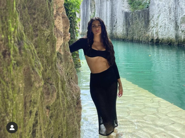 Renata Notni con espectacular atuendo en playa