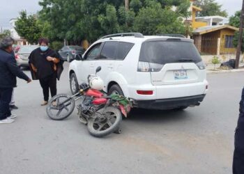 Plomero estrella su moto con camioneta
