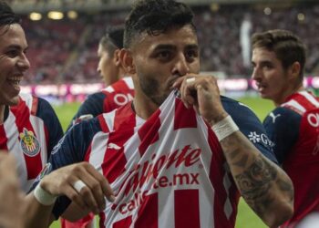 Chivas inicia el torneo con goleada 3-0 sobre Mazatlán