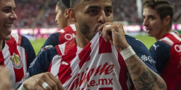 Chivas inicia el torneo con goleada 3-0 sobre Mazatlán