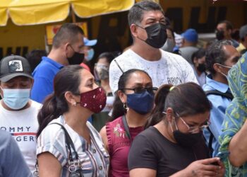 Nuevo León prohíbe reuniones sociales; niños vuelven a clases presenciales