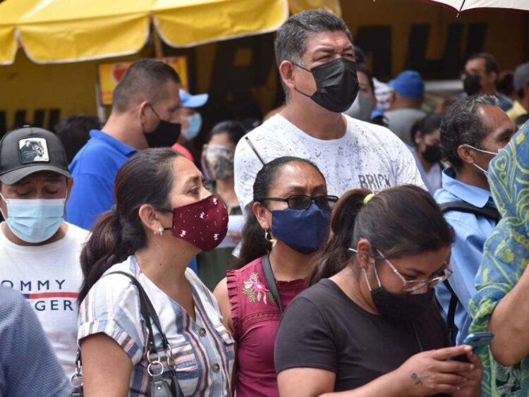 Nuevo León prohíbe reuniones sociales; niños vuelven a clases presenciales
