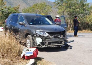 Dos lesionados deja aparatoso choque