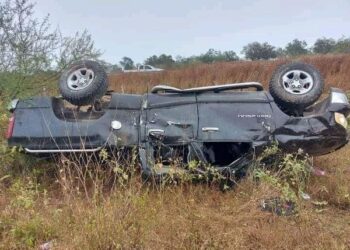 Mueren dos en volcadura