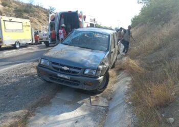 Pareja se lesiona al volcar camioneta