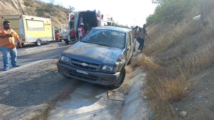 Pareja se lesiona al volcar camioneta