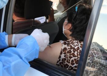 Autoriza Nuevo León vacunación transfronteriza en autos particulares