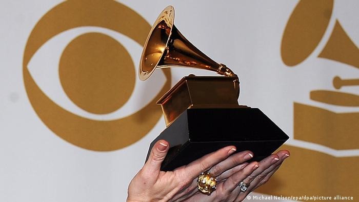 Recorren ceremonia del Grammy para el mes de Abril