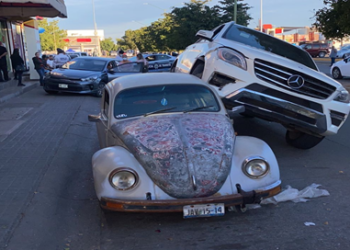 Camioneta queda arriba de un bocho tras choque en Culiacán