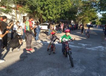 Dan realce autoridades municipales a carrera ciclista promocional infantil