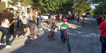 Dan realce autoridades municipales a carrera ciclista promocional infantil
