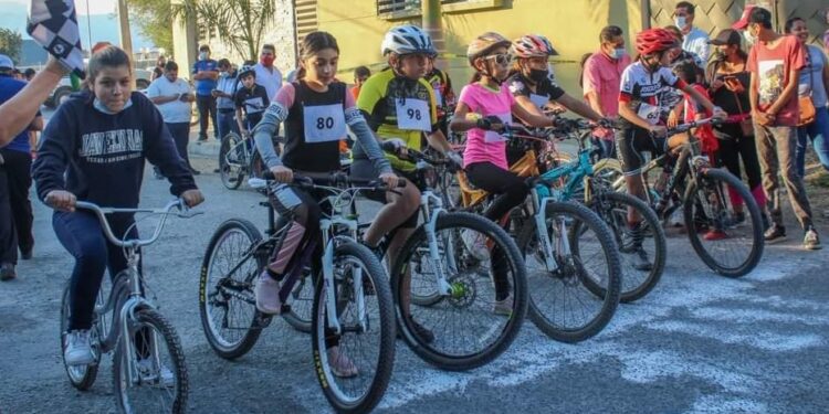 Dan realce autoridades municipales a carrera ciclista promocional infantil