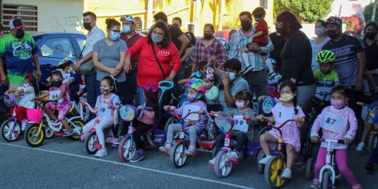 Dan realce autoridades municipales a carrera ciclista promocional infantil