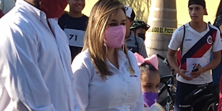 Dan realce autoridades municipales a carrera ciclista promocional infantil