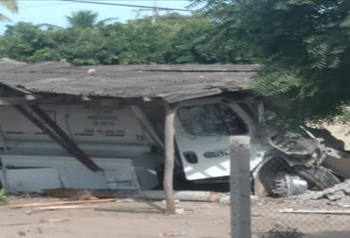 Pipa se sale de carretera y se estrella contra vivienda en comunidad de Eldorado