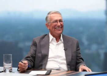 El empresario Ricardo Salinas analiza comprar Banamex.