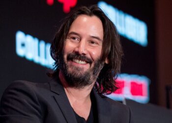 Keanu Reeves dona el 70% de su salario de la película “Matrix Resurrecciones”.