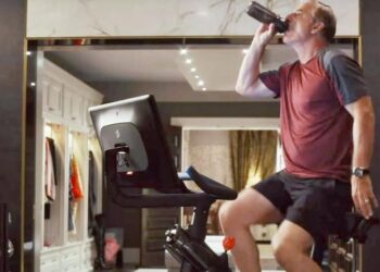 Firma de bicicletas fitness se disgustan por su mal uso en aparición de series