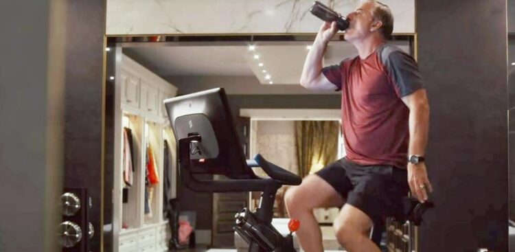 Firma de bicicletas fitness se disgustan por su mal uso en aparición de series