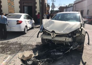 Costoso choque causa conductora de camioneta en 18 y Matamoros