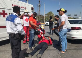 Motociclista se lesiona al chocar con auto