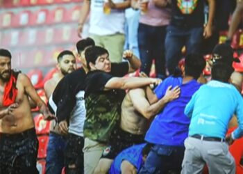 Caen cinco personas más por pleito en estadio de Querétaro