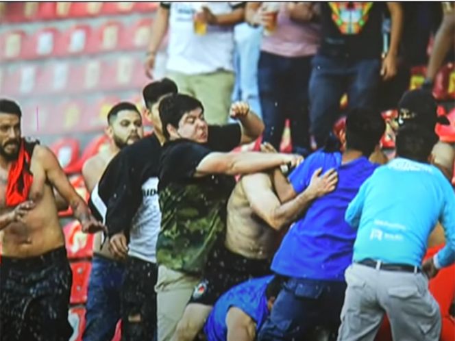 Caen cinco personas más por pleito en estadio de Querétaro