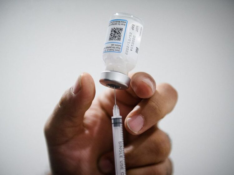 Francia alista cuarta dosis de vacuna covid para mayores de 80 años