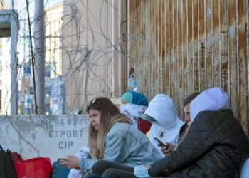 ‘Somos bienvenidos a EU, pero no nos dejan pasar’, ucranianos desde Tijuana